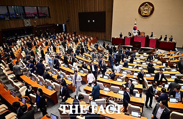 비쟁점 <b>법안</b> 54건 본회의 통과…김윤덕 불참에 野 집단 퇴장