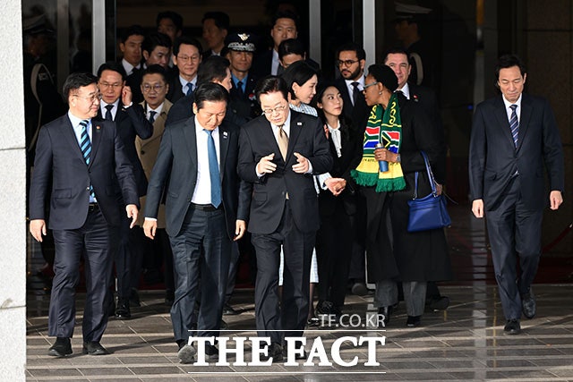 'G20 및 순방 출국' 대화 나누며 이동하는 <b>이재명</b> 대통령과 <b>정청래</b> 대표...