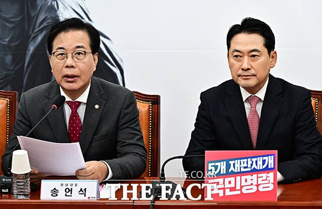 송언석 국민의힘 원내대표(왼쪽)가 18일 서울 여의도 국회에서 기자간담회를 열어 정치 현안에 대해 당 입장을 설명한 가운데, 박민영 미디어대변인의 '장애 비하' 발언 논란과 관련해서는 말을 아꼈다. /배정한 기자