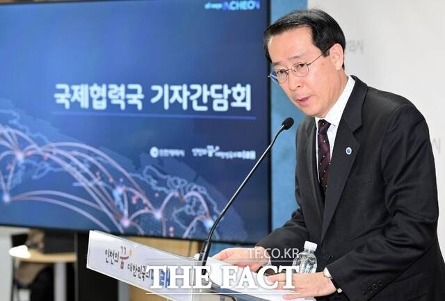 김영신 국제협력국장이 20일 시청 브리핑룸에서 국제협력국 소관 현안과 관련해 기자브리핑을 하고 있다./인천시