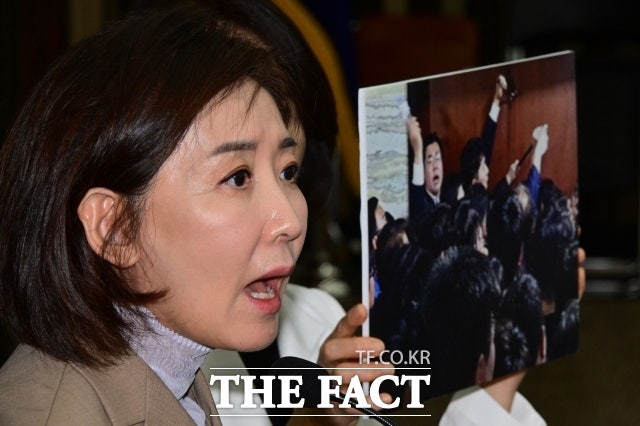 '<b>패스트트랙</b> 사건' <b>나경원</b>·송언석 등 전원 <b>유죄</b>…의원직은 유지