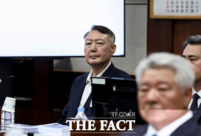 윤석열 전 대통령이 지난 9월 서울 서초구 서울중앙지방법원에서 열린 특수공무 집행 방해, 직권남용 권리행사 방해 혐의 첫 재판에 출석해 있다./사진공동취재단