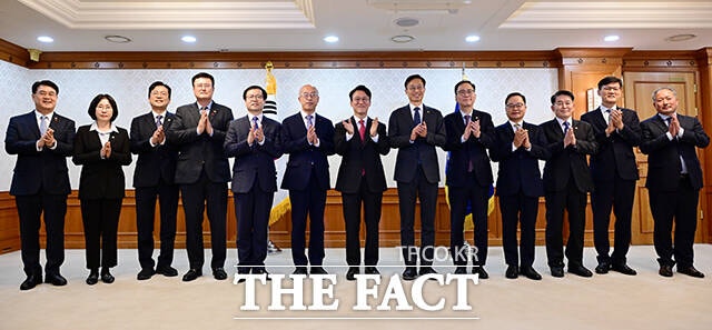 차관급 <b>임명장 수여</b>식에서 기념촬영하는 <b>김민석</b> 국무총리 [TF사진관]