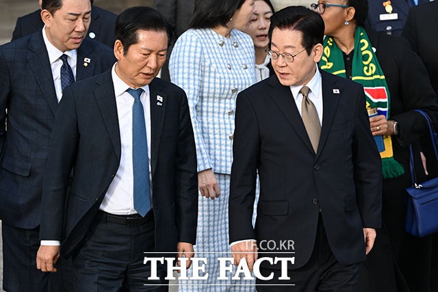 정청래 더불어민주당 대표가 추진하는 '전당원 1인 1표제'를 둘러싼 논란이 이어지고 있다. 정치권 일각에서는 이번 논란의 본질은 따로 있다는 의견이 나온다. 지난 17일 주요 20개국(G20) 정상회의 참석을 위해