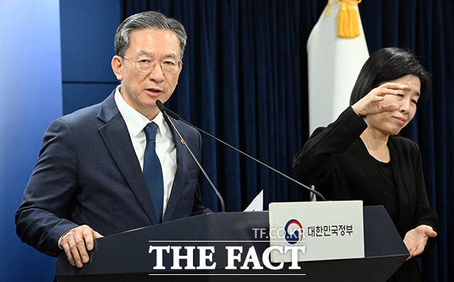 <b>김용현 변호인 석방 논란</b>…법무부 "감치 대상 신원 확인 절차 완화"
