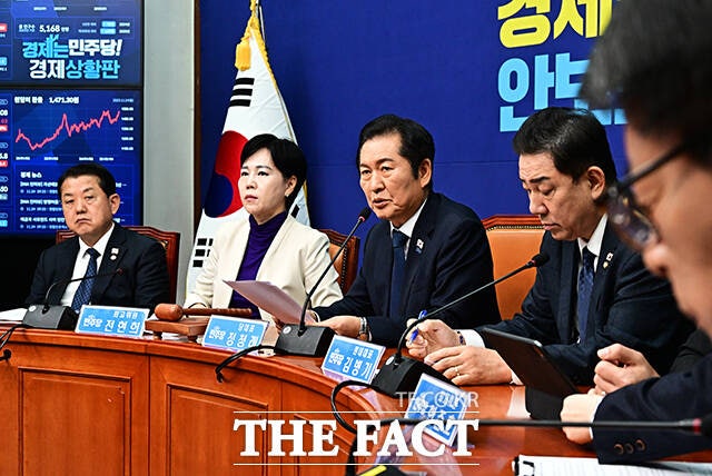 정청래 더불어민주당 대표가 지난 24일 오전 서울 여의도 국회에서 열린 최고위원회의에 참석해 모두발언을 하고 있다. /국회=배정한 기자