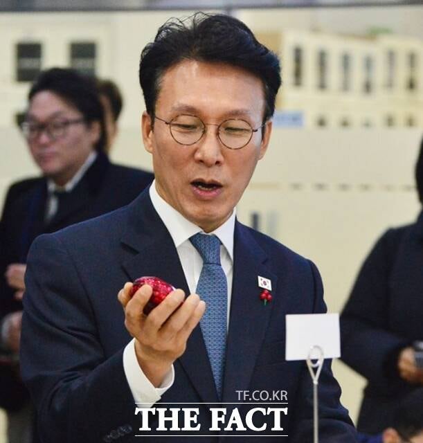 김민석 "<b>K</b>-<b>뷰티</b>는 <b>전략</b>자산…<b>수출</b> 허브 구축하고 안전성 평가제 도입"