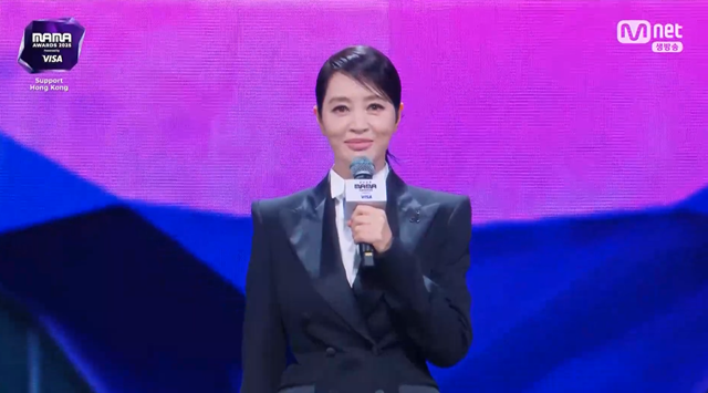 '2025 MAMA' <b>김혜수</b>, <b>홍콩</b> 참사 <b>애도</b>…"기적이 남아 있기를"