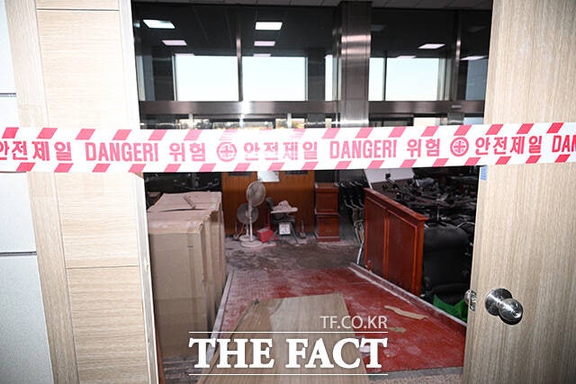 윤석열 전 대통령이 12·3 비상계엄을 선포한 지 1년. 그는 형사재판을 받고 있고 시민들은 일상을 되찾았지만, 국회 곳곳엔 그날의 흔적이 여전히 남아 있다. 사진은 계엄군의 진입 시도로 파손된 여의도 국회 창고 사