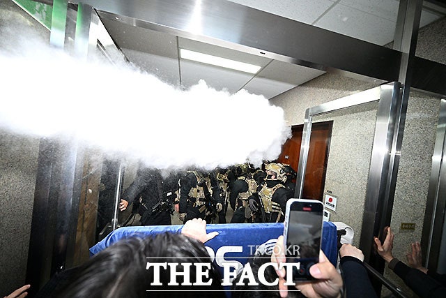 피해는 계엄군이 진입을 시도한 본청 2층에 집중됐다. 당시 계엄군과 국회 직원 및 보좌진들 사이에 격렬한 대치가 벌어진 지점으로, 군의 진입을 막기 위해 바리케이드로 활용된 회의용 의자·응접탁자 등 비품이 대량 파손