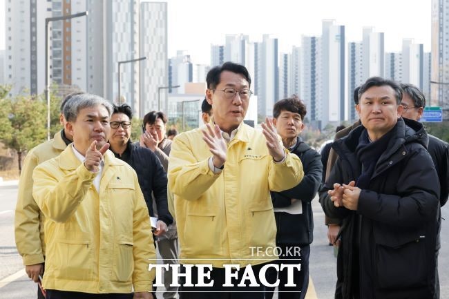 화성 <b>동탄숲 생태터널</b> 전면 통제…'벽체 <b>균열</b>' 긴급 안전조치