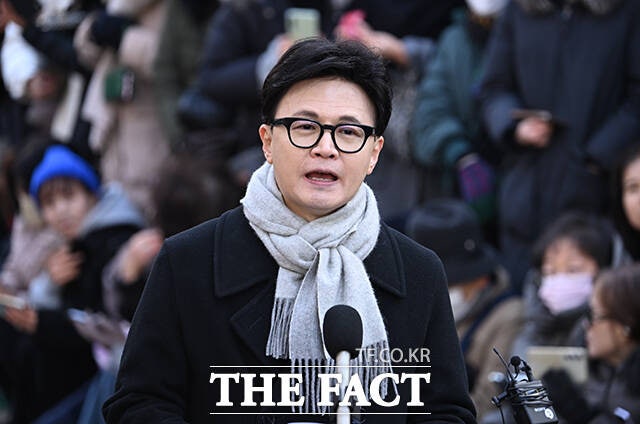 고개 숙인 한동훈 "<b>계엄 예방</b>하지 못해 <b>사과</b>"