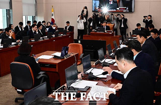 '<b>주52시간</b> 예외' 뺀 <b>반도체특별법</b>, 여야 합의 산자위 통과 [TF사진관]