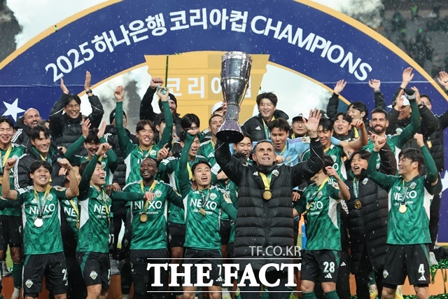 '이승우 결승골' <b>전북</b>, 한국 축구 사상 3번째 '더블'...5년 만에 <b>2관왕</b>
