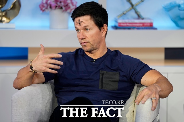 오늘날 할리우드에서 손 꼽히는 다작배우겸 최고소득 연예인 톱10에 오를 만큼 자리잡은 마크 월버그의 성공은 과거의 범죄가 미숙한 성장기에 저지른 것이라서가 아니라, 미국사회가 어떤 조건에서 '재기를 허락하는가'의 전