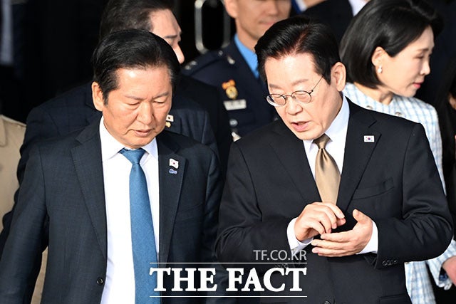 정청래 만난 이 대통령 "<b>개혁입법</b>, 국민 눈높이 맞게 <b>처리</b>돼야"