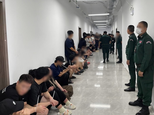 경찰청은 코리아 전담반이 캄보디아 스캠(사기) 단지 내 감금 중이던 20대 남성 A 씨를 구출했다고 10일 밝혔다.스캠 조직에 가담한 51명도 검거했다./경찰청 제공