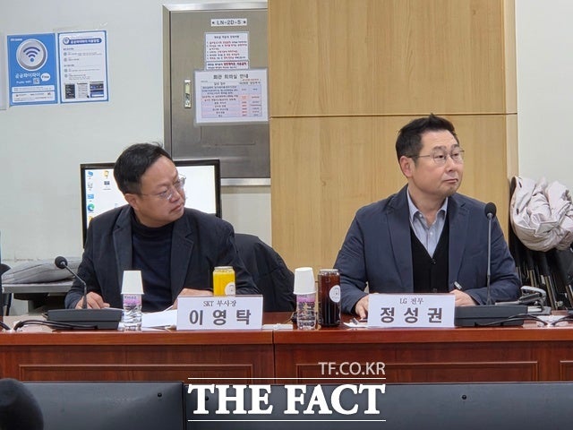 10일 오전 국회 의원회관에서 열린 'AI G3 강국 신기술 전략 조찬 포럼'에 참석한 이영탁 SK텔레콤 부사장(왼쪽)과 정성권 LG유플러스 부사장이 토론에 참여하고 있다./국회=우지수 기자