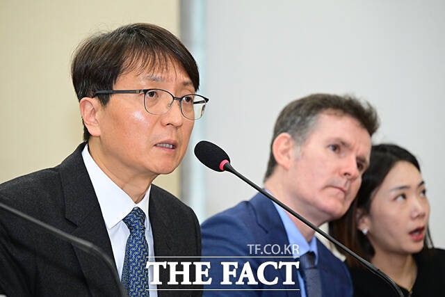 국회 질의 답변하는 박대준 쿠팡 대표이사.오른쪽은 브랫 매티스 쿠팡 CISO./남윤호 기자