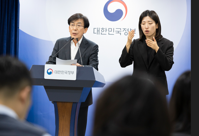 정부가 국민들과 지역·필수·응급의료 문제 해결을 논의하는 의료혁신위원회를 11일 가동했다. 국민 참여와 구성원 다양화해 의료체계 공공성과 지속가능성을 높인다는 목표다. 사진은 이날