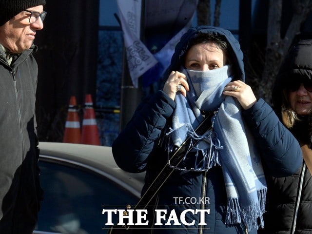 금요일인 12일은 전국 대부분 지역의 아침 기온이 낮아져 춥겠다.강원영동을 중심으로 비 또는 눈이 내리겠다./송호영 기자