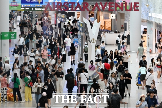 호텔신라와 신세계디에프가 반납한 인천국제공항 DF1,DF2 면세점 사업권을 놓고 면세업체 간 눈치 싸움이 시작됐다.사진은 올해 8월 여름 휴가철로 북적이는 인천국제공항 제1여객터미널 면세점 모습./남용희 기자