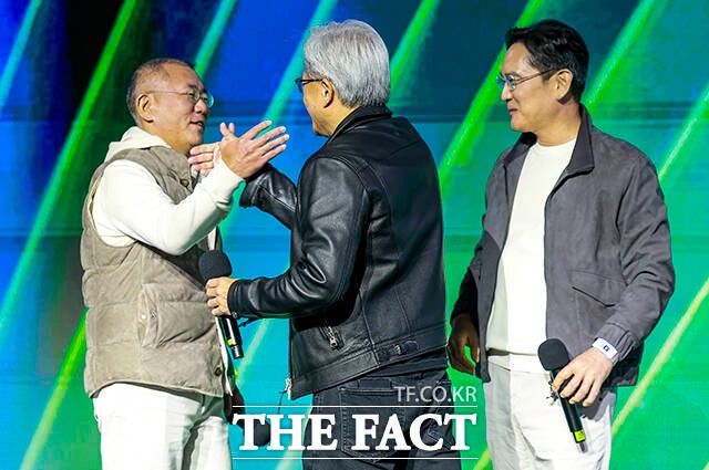 지난 10월 방한한 젠슨 황 엔비디아 최고경영자(가운데)가 정의선 현대차그룹 회장과 인사를 하고 있다.