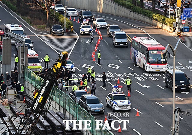 8일 오후 포스코이앤씨가 시공하는 서울 여의도역 신안산선 공사현장 지하 70m 지점에서 철근이 무너지는 사고가 발생한 가운데 경찰들이 차량을 통제하고 있다./배정한 기자