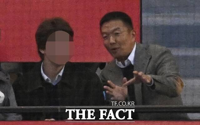 윤관 블루런벤처스 대표가 지난 3월 서울 송파구 잠실야구장에서 열린 2025 KBO리그 한화 이글스와 LG 트윈스의 경기를 관람하며 지인과 대화를 나누고 있다./박헌우 기자