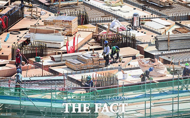 건설근로자공제회에 따르면 올해 기준 건설현장에서 일하는 외국인력은 44만명에 달했다.이 가운데 29만명이 불법 인력인 것으로 추정되고 있다./박헌우 기자