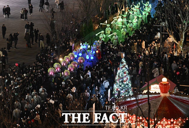 서울시는 내년 1월4일까지 성탄절,새해맞이 행사 등이 열리는 주요 인파 밀집 예상지역 9곳을 대상으로‘특별 안전관리대책’에 들어간다고 19일 밝혔다.사진은 지난 12일 '2025 서울윈터페스타'가 개막한 가운데