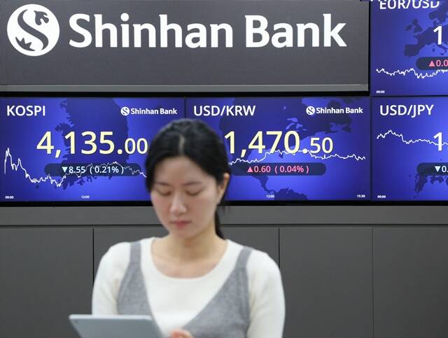 최근 1400원대 중반 이상의 고환율로 인해 국내공급물가 상승세가 나타나고 있다.사진은 신한은행 딜링룸에서 직원이 환율을 점검하는 모습./신한은행