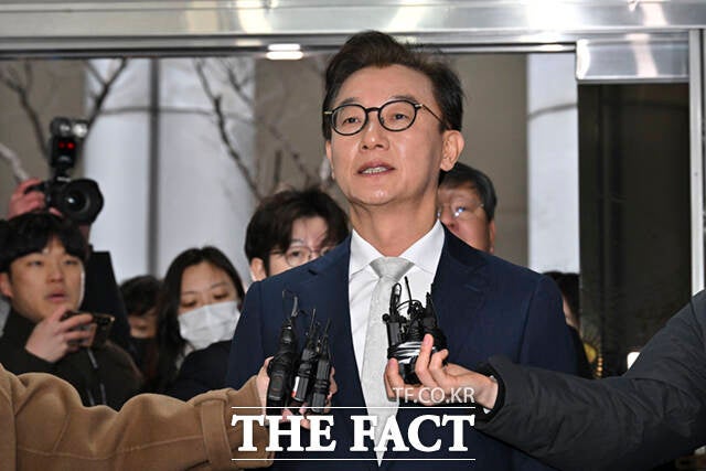 '<b>통일교 의혹</b>' <b>전재수</b>, 14시간 경찰 조사…"금품 수수 없었다"