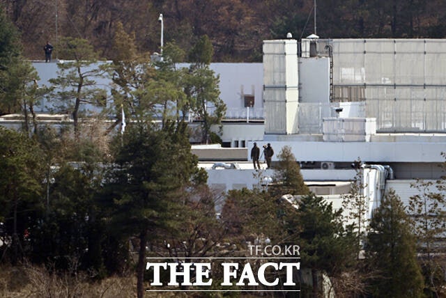 헌법재판소 재판관 전원 만장일치로 윤석열 전 대통령이 파면된 지난4월4일 서울 용산구 한남동 윤 전 대통령의 관저가 삼엄한 모습을 보이고 있다./이새롬 기자