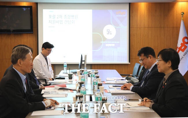 19일 정은경 보건복지부 장관(오른쪽 첫번째)이 경북 안동병원을 방문해 '포괄 2차 종합병원' 추진 현황 을 점검 했다./안동병원