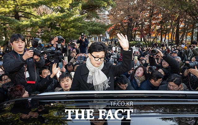 한동훈 전 국민의힘 대표의 이른바 '당원게시판 논란'에 대한 당무감사 결과 발표가 임박했다. 사진은 한 전 대표가 지난 3일 오후 국회에서 기자회견을 마치고 지지자들을 향해 인사하