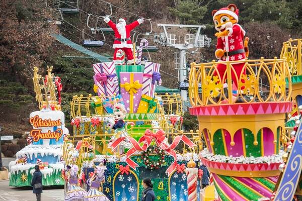 국내 테마파크 3사(에버랜드·롯데월드·이월드)가 연말 크리스마스 대목을 앞두고 방문객 모시기에 사활을 걸고 있다. 사진은 에버랜드 '블링블링 X-mas 퍼레이드' 모습. /에버랜드