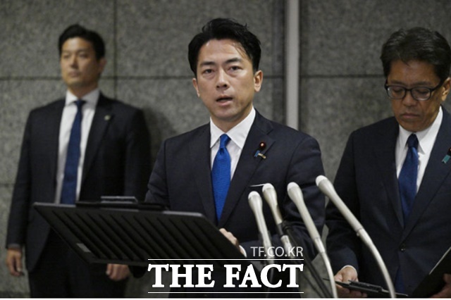 고이즈미 신지로(小泉進次郎) 일본 방위상이 지난 7일 중일 전투기 레이더로 조사(照射·비추어 쏘는 것, 조준) 사건과 관련한 긴급 기자회견을 열고 있다./도쿄=AP.뉴