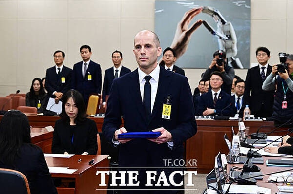 해롤드 로저스 쿠팡 대표이사가 17일 오전 서울 여의도 국회 과학기술정보방송통신위원회에서 열린 쿠팡 침해사고 관련 청문회에 출석해 증인선서를 마친 뒤 선서문을 제출하고 있다 /국회=배정한 기자