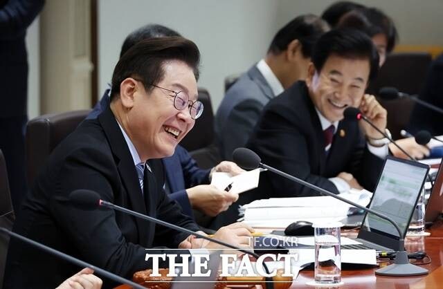 정동영 통일부 장관은 19일 업무보고에서 "북한에 대한 제재가 강화될 필요가 있다는 일각의 주장이 있지만 현실적으로 대북 제재는 실효성을 상실했다"며 제재 완화를 추진하겠다고 밝혔