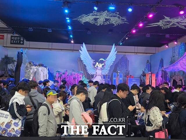 지난달 14일 부산 벡스코에서 열린 '지스타 2025'에서 엔씨소프트의 '아이온2' 시연을 하기 위해 방문객들이 줄 지어 기다리고 힜다./우지수 기자