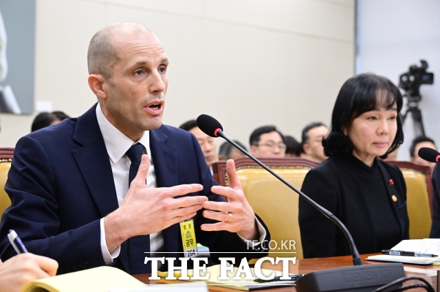 해롤드 로저스 쿠팡 대표이사(왼쪽)는 17일 서울 여의도 국회 과학기술정보방송통신위원회에서 열린 쿠팡 침해사고 관련 청문회에서 이번 개인정보 유출과 관련해 "미국법상 미국 증권거래위원회(SEC)에 보고서를 제출해야 