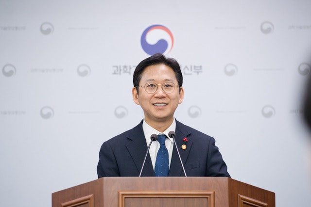 지난 12일 오후 세종특별자치시 정부세종청사 기자실에서 배경훈 부총리 겸 과학기술정보통신부 장관이 '2026년도 과기정통부 업무계획 보고' 관련 브리핑을 하고 있다./과기정통부