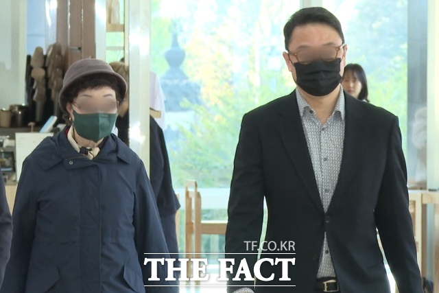 윤석열 전 대통령의 부인 김건희 여사의 모친 최은순 씨와 오빠 김진우 씨가 4일 오전 서울 종로구 KT광화문빌딩 웨스트에 마련된 김건희 여사의 의혹을 수사하는 민중기 특별검사 사무실에 피의자 신분으로 출석하고 있다.