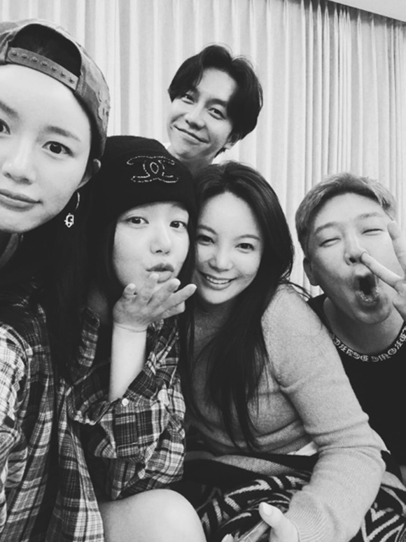 원헌드레드는 레이블 빅플래닛메이드엔터를 통해 가수 겸 배우 이승기(가운데 위)를 영입하는 등 지난 2년여 동안 덩치를 키웠다. 사진은 MC몽이 지난 9월 소셜 미디어에 올린 것으로 이승기 아내인 배우 이다인, 배우 