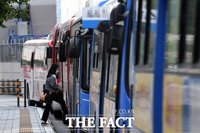 서울시가 연말 모임이 몰린 12월을 대비해 심야 시간 택시 공급과 버스 연장 운행 등을 벌인 결과 버스 승객이 늘어난 것으로 나타났다.사진은 기사와 무관/ 더팩트DB