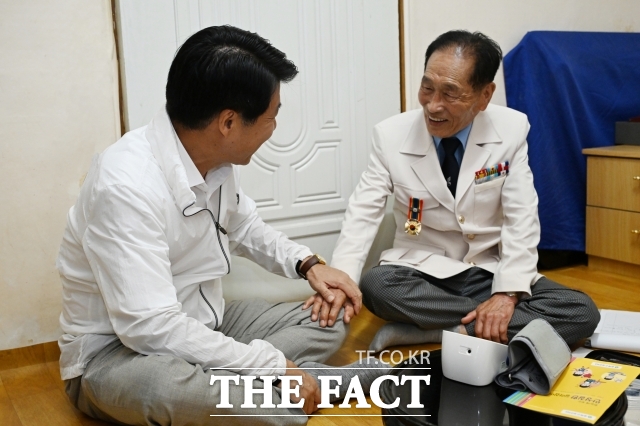 복지부는 23일 제24차 건강보험정책심의위원회(건정심)를 열고‘지역사회 일차의료 혁신 시범사업’안을 의결했다.사진은 지난 6월 17일 송파구 건강 주치의들이 서울 송파구 국가유공자 황병준 씨 집을 방문해 의료봉사