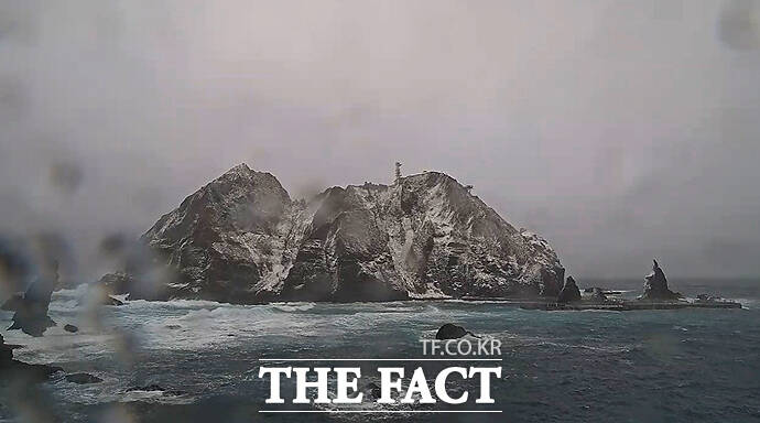 26일 오전 울릉군청 홈페이지 동영상으로 본 민족의 섬 독도(동도)가 하얀 눈옷을 갈아입고 있다./김성권 기자