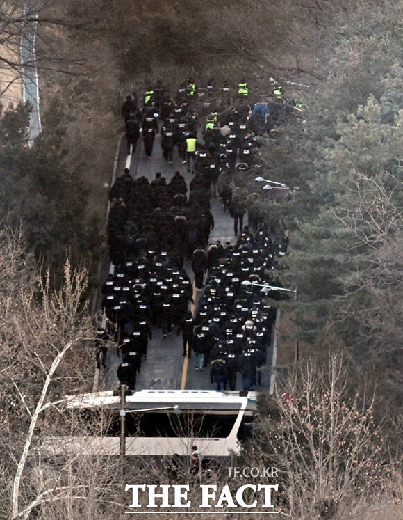 윤석열 전 대통령에 대한 고위공직자범죄수사처(공수처)의 2차 체포영장이 집행된 지난 1월15일 오전 공조본의 체포팀이 서울 용산구 한남동 윤 대통령 관저 앞 3차 저지선을 넘어 관저로 향하고 있다./이새롬 기자