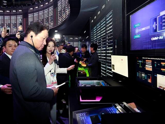 최태원 SK그룹 회장 겸 대한상의 회장이 4년 연속 'CES' 현장을 방문할지 주목된다.사진은 올해 초 열린 'CES 2025' 현장을 방문해 SK 전시관을 살펴보고 있는 최 회장./SK그룹